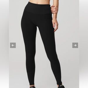 High waisted Alo soft leggings in black. Size medium. Worn a few times.